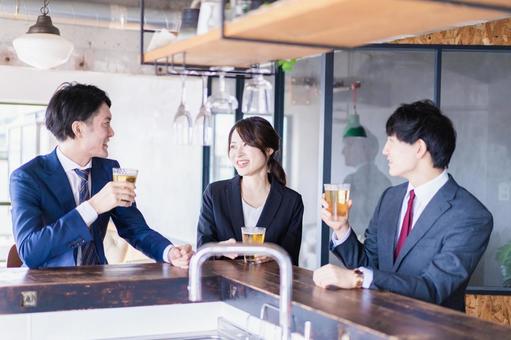 飲み会をする男女のビジネスパーソン 飲み会をする男女のビジネスパーソン 後輩,男性,息抜きの写真素材