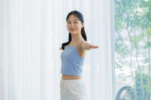 リビングでヨガをする女性 リビングでヨガをする女性 ヨガ,笑顔,女性の写真素材