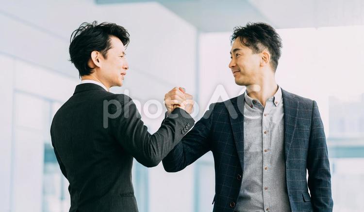 男性2人のチームワークイメージ 男性,ビジネス,ビジネスマンの写真素材