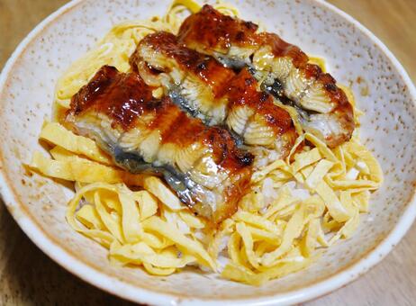 錦糸卵の乗った鰻丼 うな丼,鰻丼,うなぎの写真素材