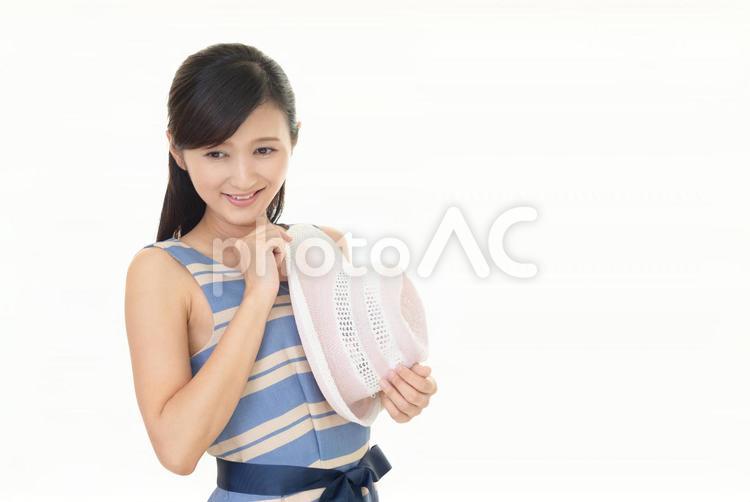 帽子を持つ笑顔の女性 女性,女,笑顔の写真素材
