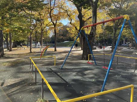紅葉の10月下旬札幌大通公園西9丁目 紅葉の10月下旬札幌大通公園西9丁目 大通公園,公園,札幌の写真素材