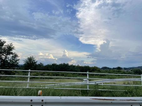 ドライブ中 秋空の写真