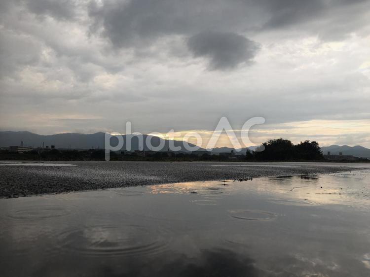 雨と水溜りと夕焼け 水域,反射,風景の写真素材