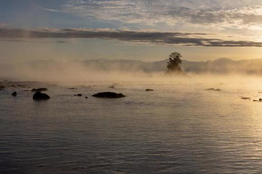 朝日に霞む雨晴海岸の風景 幻想的,風景,朝の写真素材