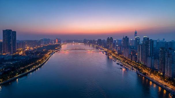 都会の煌めき:夕暮れの都市パノラマ 都会の煌めき:夕暮れの都市パノラマの写真