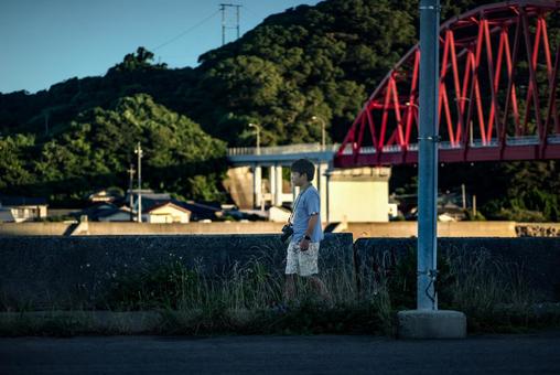 <素材>カメラ片手に観光地を散策する少年 <素材>カメラ片手に観光地を散策する少年 子供,橋,観光地の写真素材