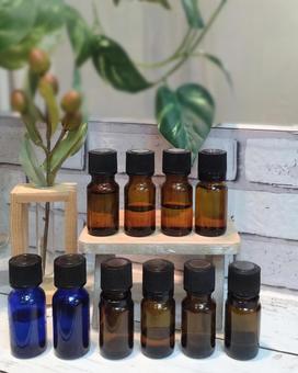 縦長 並べたアロマオイルボトル10本 アロマ,アロマオイル,ボトルの写真素材