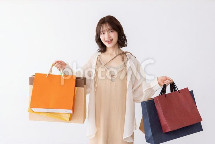 爆買いをするワンピースの女性 女性,ショッピング,買い物の写真素材