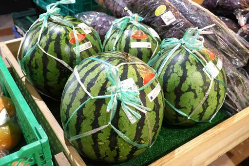 スーパー・産直所のすいか売り場 スーパー・産直所のすいか売り場 スイカ,売り場,スーパーの写真素材