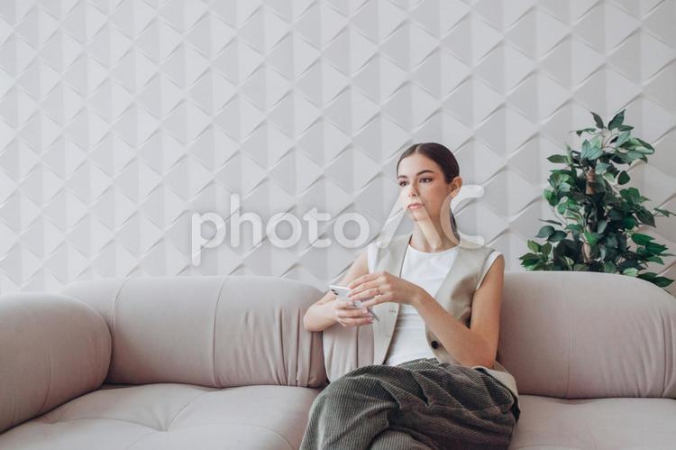 座ってぼーっとする女性 女性,人物,インフルエンサーの写真素材