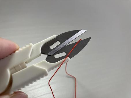 糸切りばさみで糸を切るイメージ 糸切りばさみで糸を切るイメージ 裁縫,糸,裁縫糸の写真素材