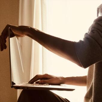 リラックスする姿勢でリモートする女性 ビジネス,仕事,リモートの写真素材