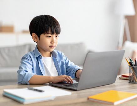 パソコンで勉強する小学生の男の子 パソコンで勉強する小学生の男の子の写真