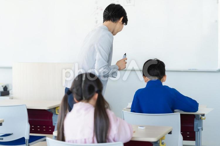 教室で授業を受ける小学生 教室,学習塾,授業の写真素材