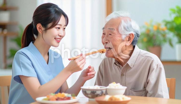 食事介助をする女性介護士と高齢男性 女性介護士,訪問介護,在宅介護の写真素材