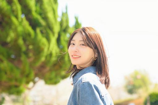 公園で微笑む女性 公園で微笑む女性 女性,人物,日光浴の写真素材