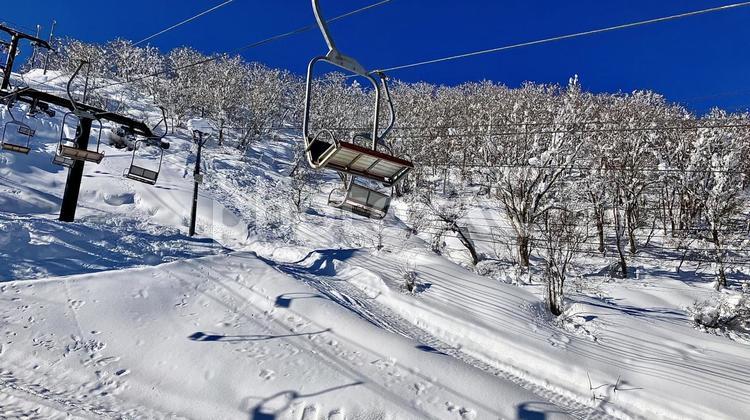スキー場のリフトから見た晴天のゲレンデ ゲレンデ,スキー場,リフトの写真素材