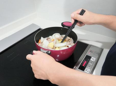 具材を炒める男性 具材を炒める男性 自炊,調理,料理の写真素材