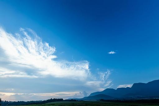 清々しい青空と山々 清々しい青空と山々の写真