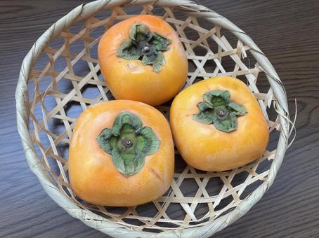 竹ざるに並ぶ新鮮な柿 竹ざるに並ぶ新鮮な柿 柿,フルーツ,果物の写真素材