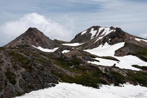 雪融け進む白山 雪融け進む白山の写真