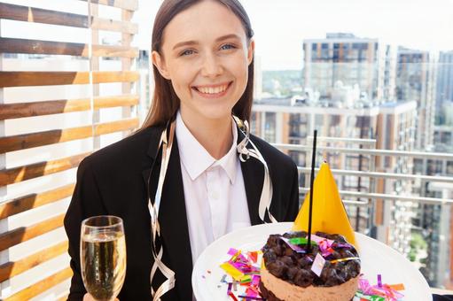 笑顔でケーキを持つ女性 女性,外国人,ビジネスの写真素材