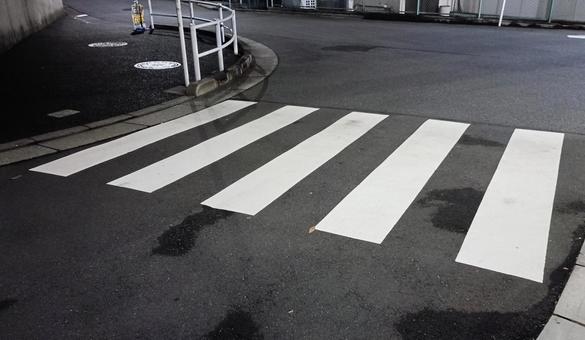 横断歩道③ 横断歩道③ アスファルト,運転者,ガードレールの写真素材