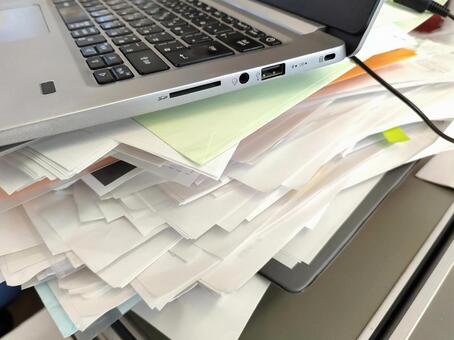 会社　紙書類　山　パソコン　机上 ビジネス,書類,会社の写真素材