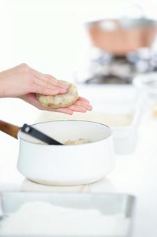 コロッケの形を作っている手 コロッケ,成形,楕円形の写真素材