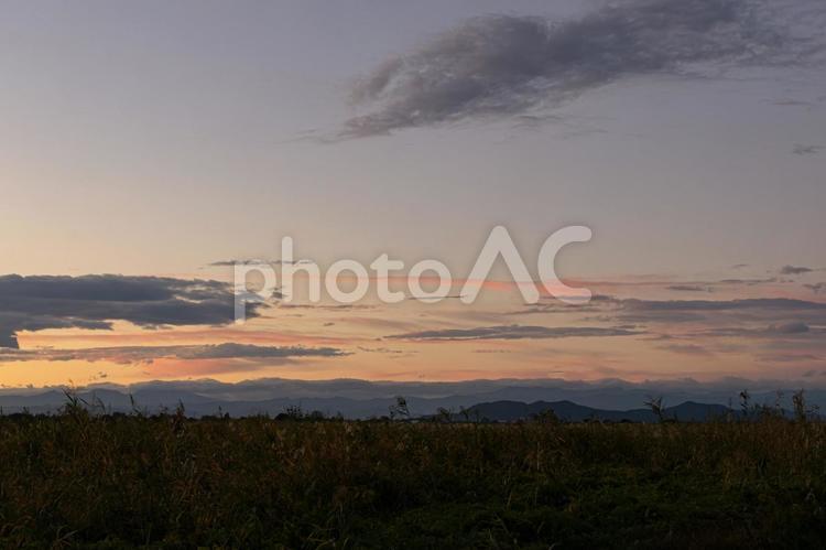 秋の夕焼けとススキ 夕焼け,ススキ,マジックアワーの写真素材