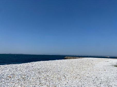 晴れた夏の白い石の浜 晴れた夏の白い石の浜 海,海岸,砂浜の写真素材