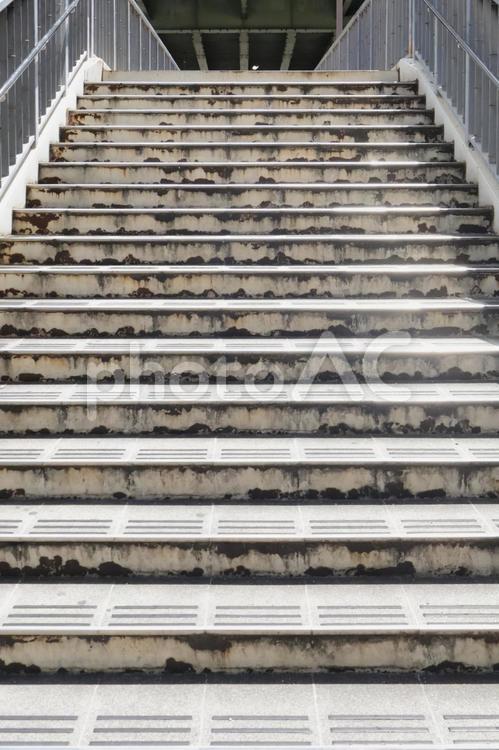 古い歩道橋の階段(人物なし）縦 古い,階段,歩道橋の写真素材