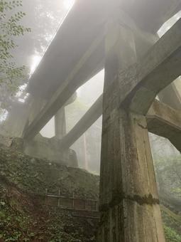 霧のなかの橋 霧のなかの橋の写真