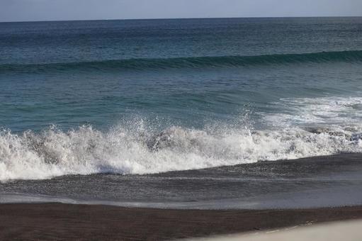 白い水しぶきの波打ち際と砂浜と海と水平線 白い水しぶきの波打ち際と砂浜と海と水平線 白い,水しぶき,波打ち際の写真素材
