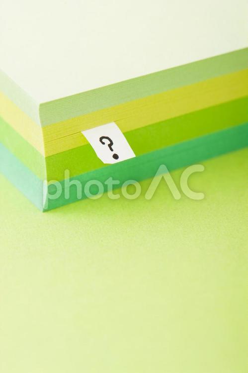 クエスチョンマークとメモ帳 はてな,アクセント,クエスチョンの写真素材