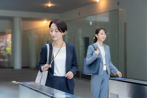 オフィスに通勤をするビジネスウーマン 通勤,ビジネスウーマン,女性の写真素材