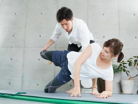 Japanese woman receiving training form instruction from a personal trainer, personal trainer, training, form, JPG