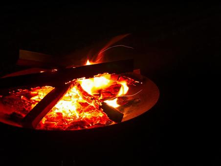 夜の闇に揺れる焚き火の炎 焚き火,炎,火の写真素材