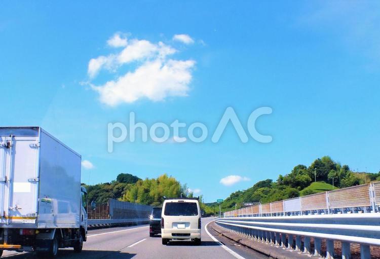道を譲る　左に車線変更中の車 車線変更,道を譲る,譲るの写真素材