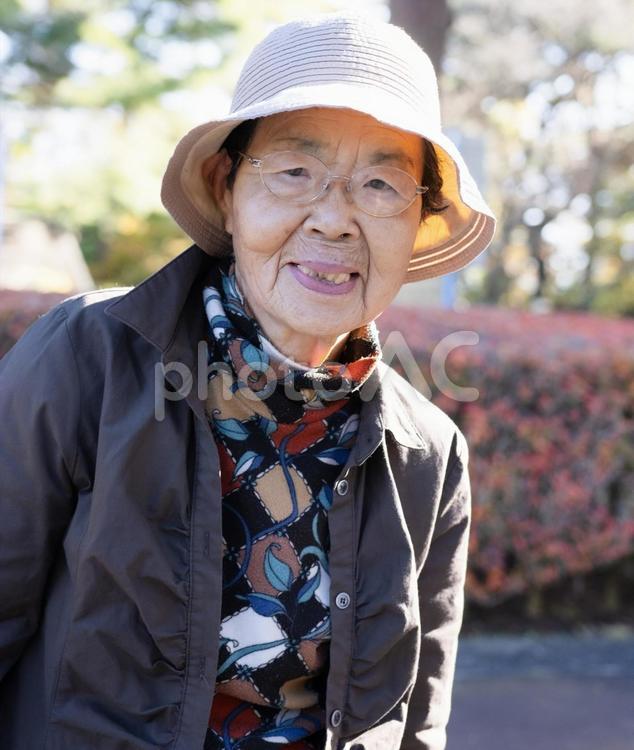 80代　おばあちゃん 80代,70代,60代の写真素材