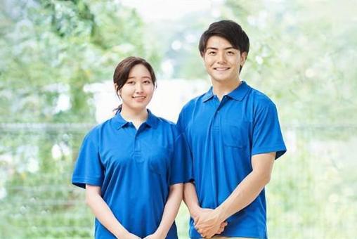 站在綠色背景上的男性和女性護理人員 站在綠色背景上的男性和女性護理人員