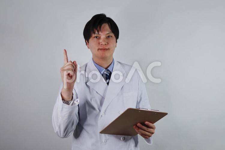 指を立てて説明する医師 医師,男性,白衣の写真素材