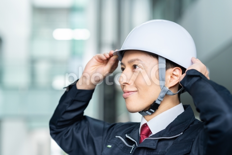 ミドルの作業員の男性 作業員,ヘルメット,ビジネスマンの写真素材