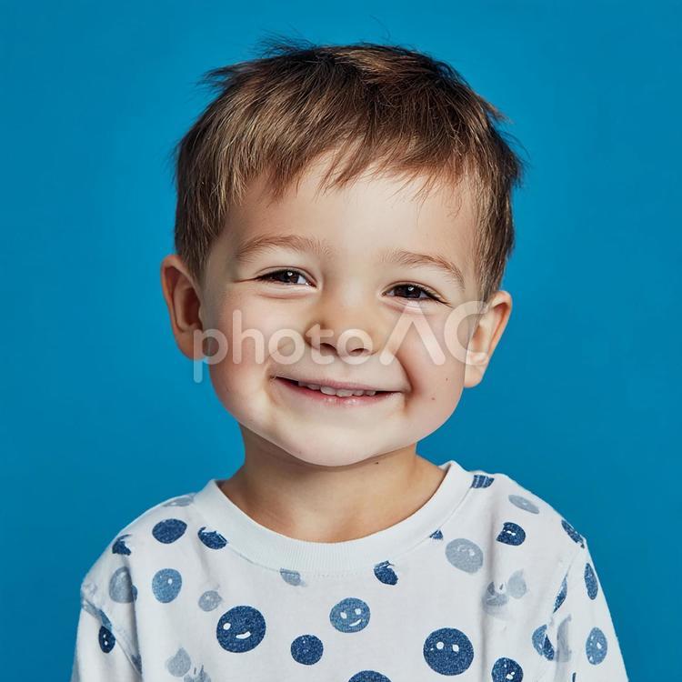 満面の笑顔でカメラを見つめる男の子 子供,笑顔,可愛いの写真素材