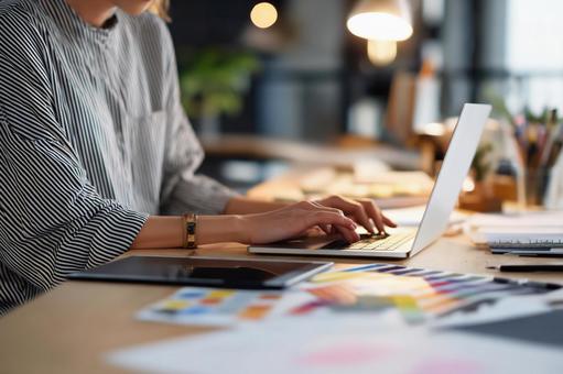 デザイナーの作業風景の写真