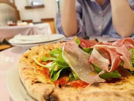 ルッコラと生ハムのピザと女性 ルッコラと生ハムのピザと女性 ピザ,ルッコラ,イタリア料理の写真素材