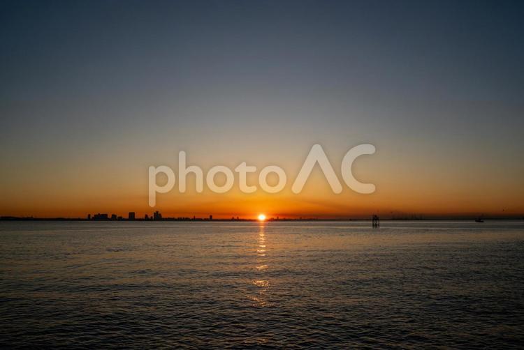 朝焼け　日の出　東京湾 朝焼け,朝,海の写真素材