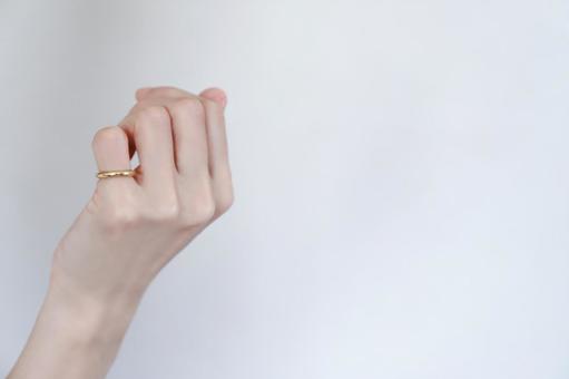 ピンキーリングをつけた手元 ピンキーリング,リング,指輪の写真素材