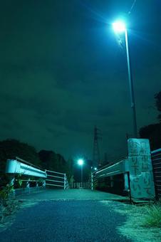 深夜の松戸市前ヶ崎、常磐線沿いの通路 深夜,夜,夜中の写真素材